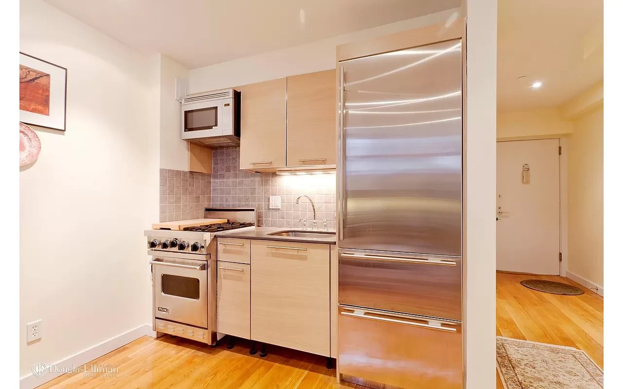 215 East 81st Street Unit: 5D