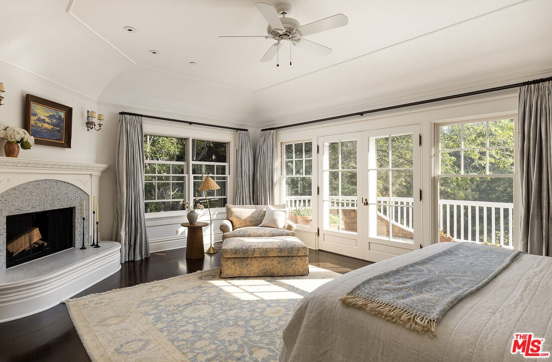 Mandeville Canyon Rd, 90049