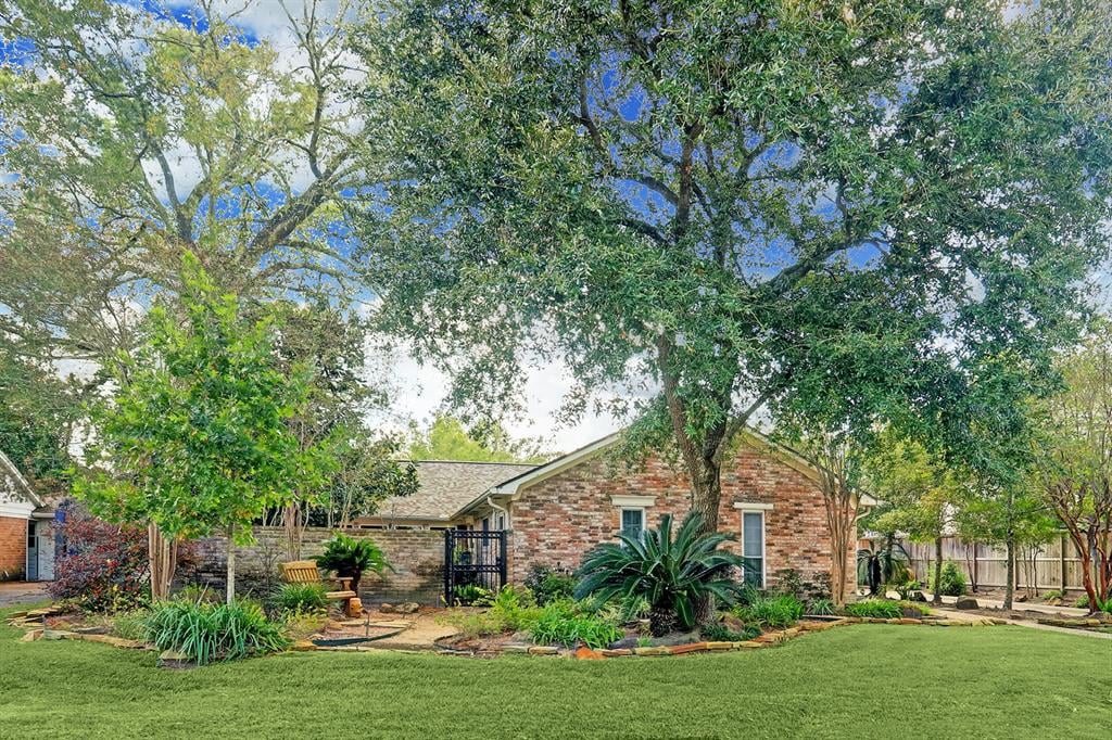 10307 Holly Springs Dr