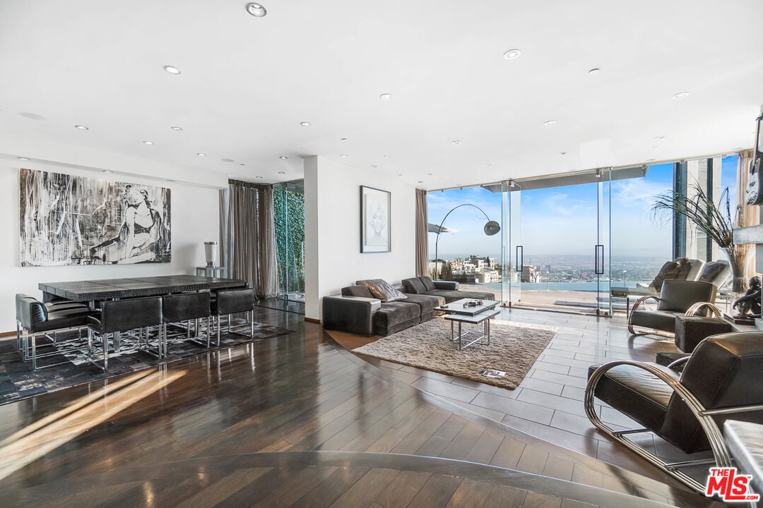 Luminor Crest, Viewmont Dr, 90069