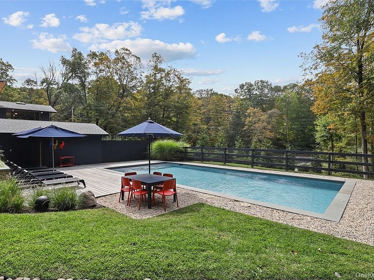 21 Black Spring Road