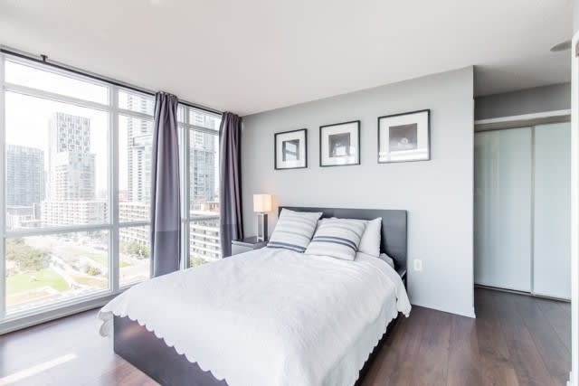 15 Fort York Blvd #1712