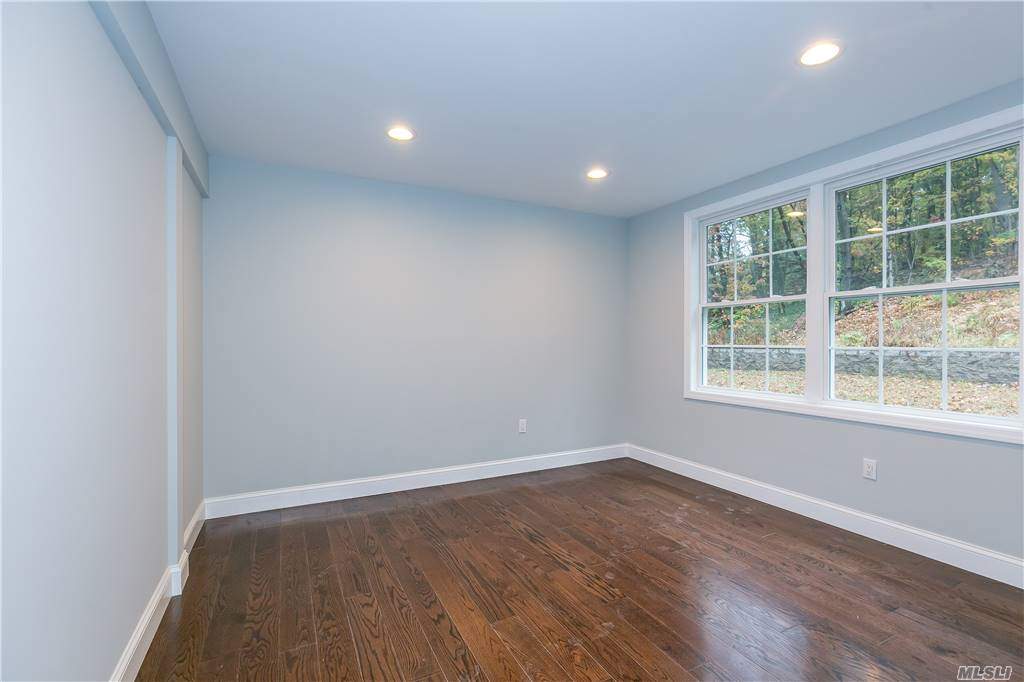 380 Woodbury Rd, Woodbury