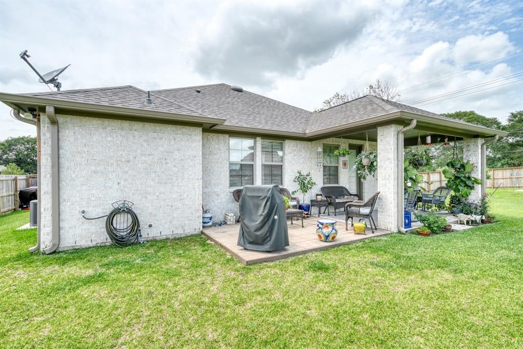 37 Briarwood Ln Bellville, Tx 77418