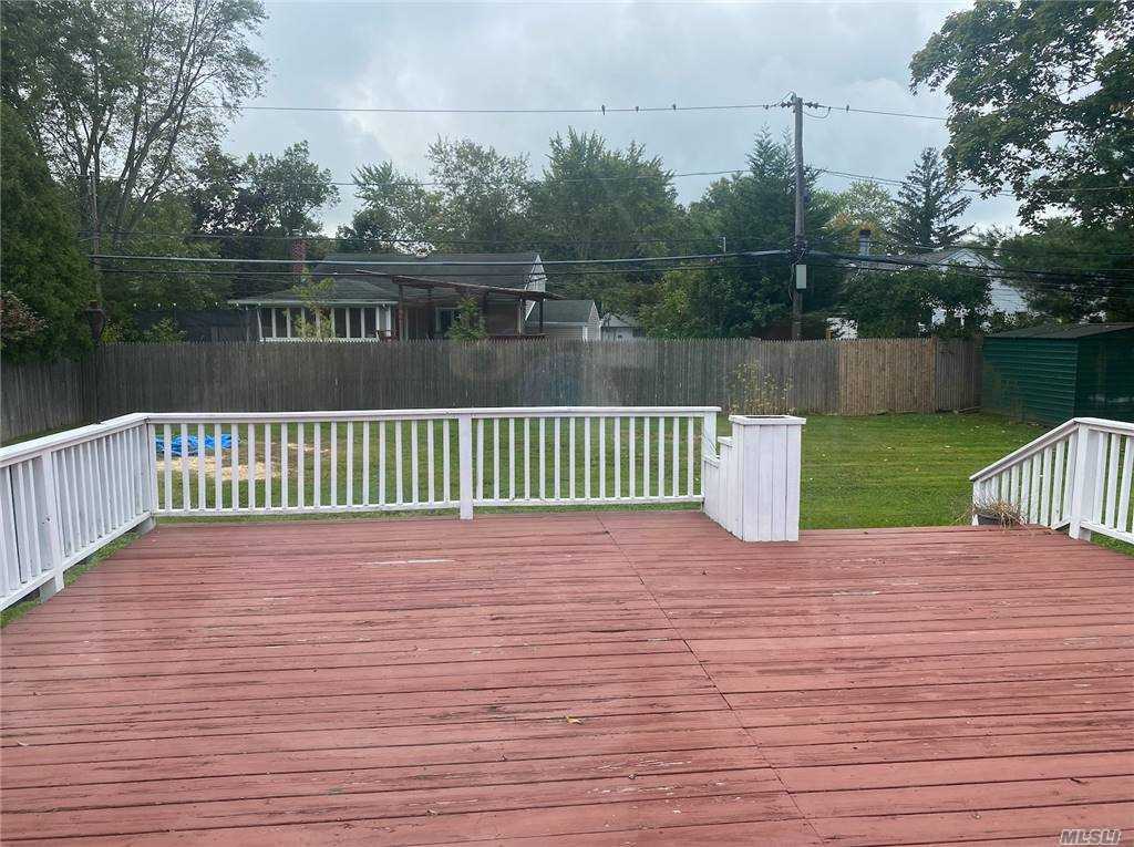 212 Haypath Rd, Old Bethpage