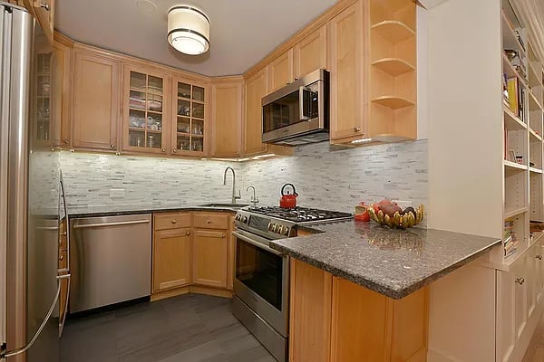 16 W 16th St