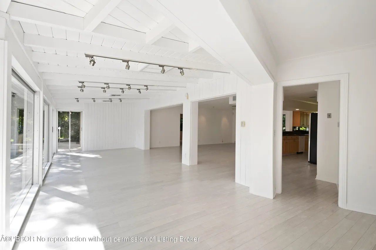 270 Russlyn Dr