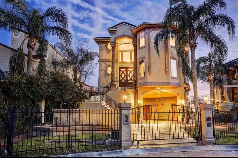 3007 Dolphin Ct