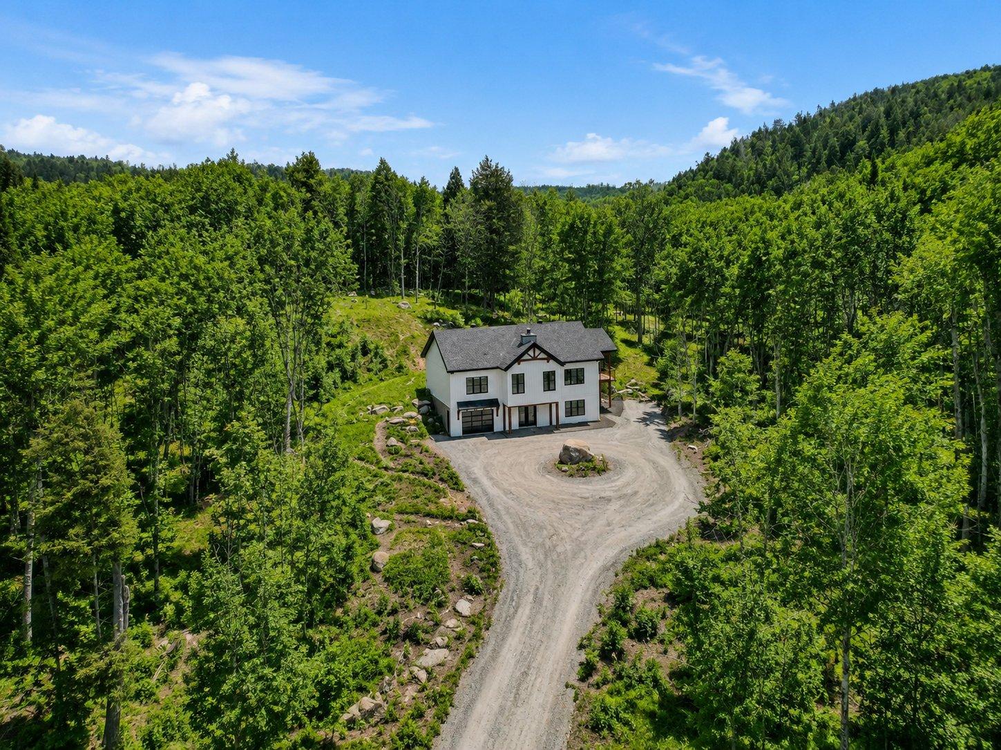 Contemporary Retreat Between Sky and Forest