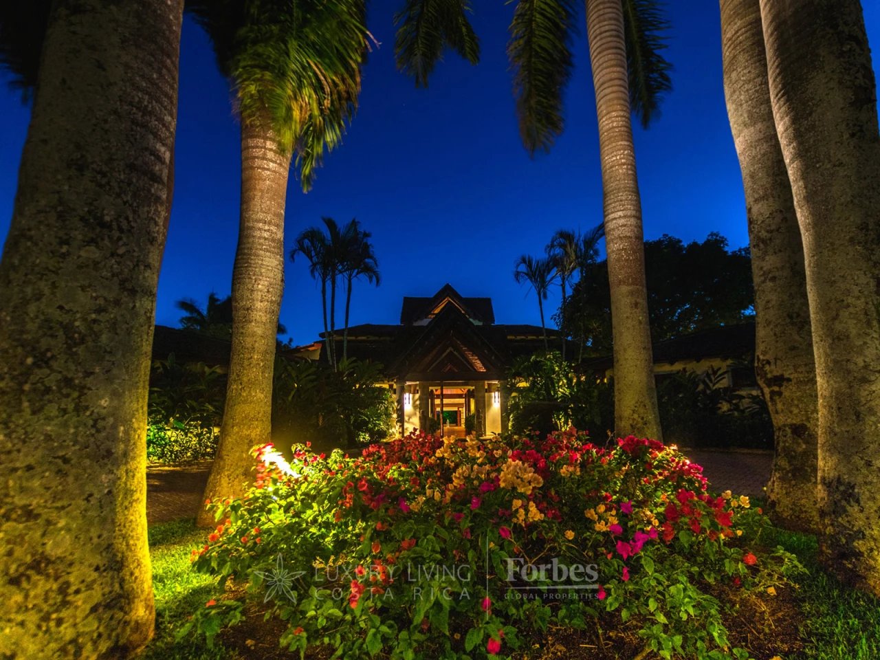 20440 - Balinese tropical style mansion on nice farm in La Garita