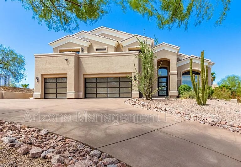 11204 N Pheasant Plz