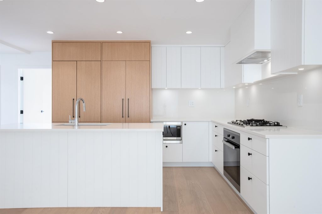 76 W King Edward Ave