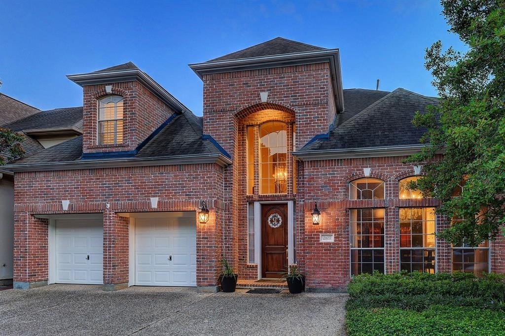 2107 Bering Dr