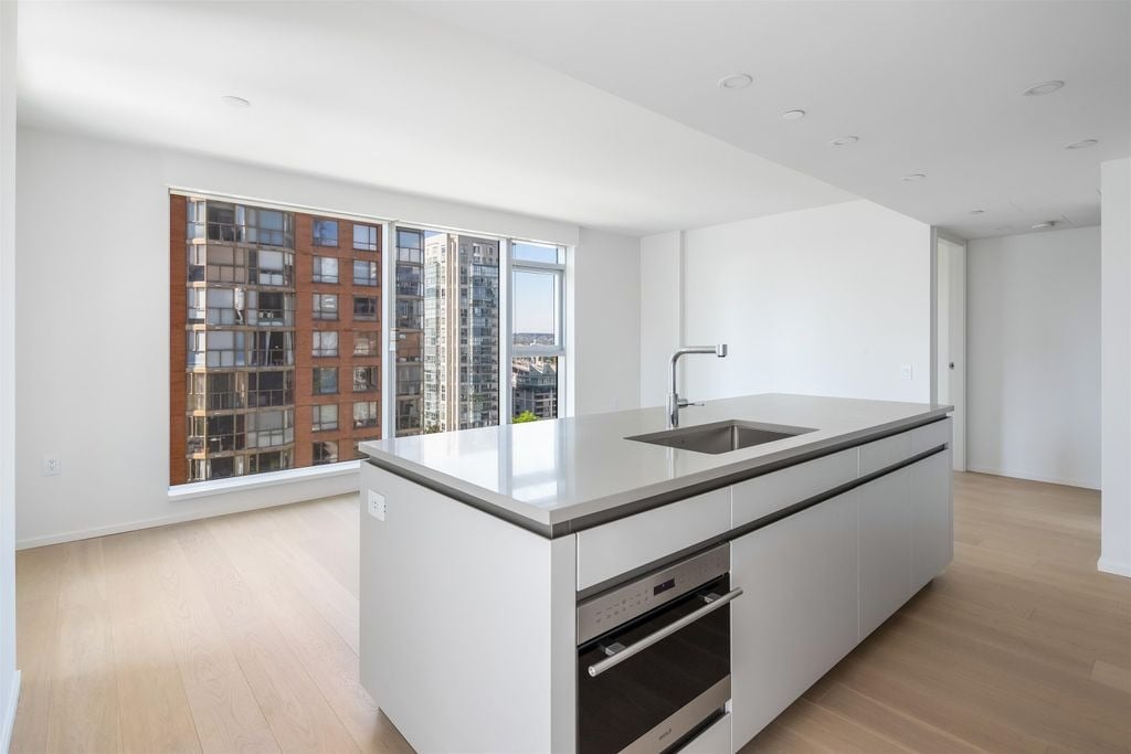 889 Pacific St, #702