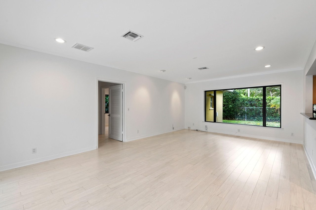 270 Russlyn Dr
