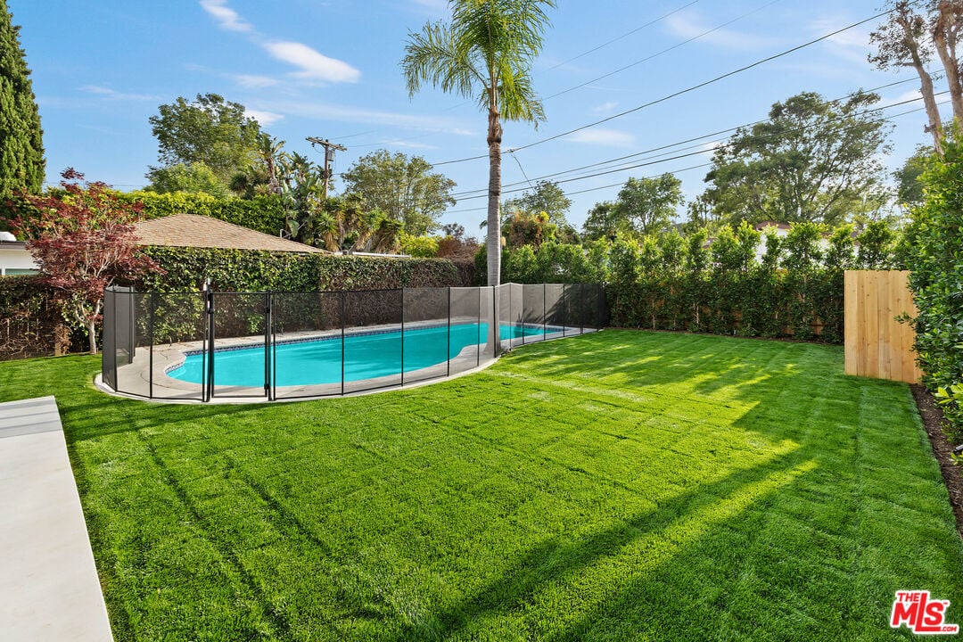 Castle Heights Pl, 90034