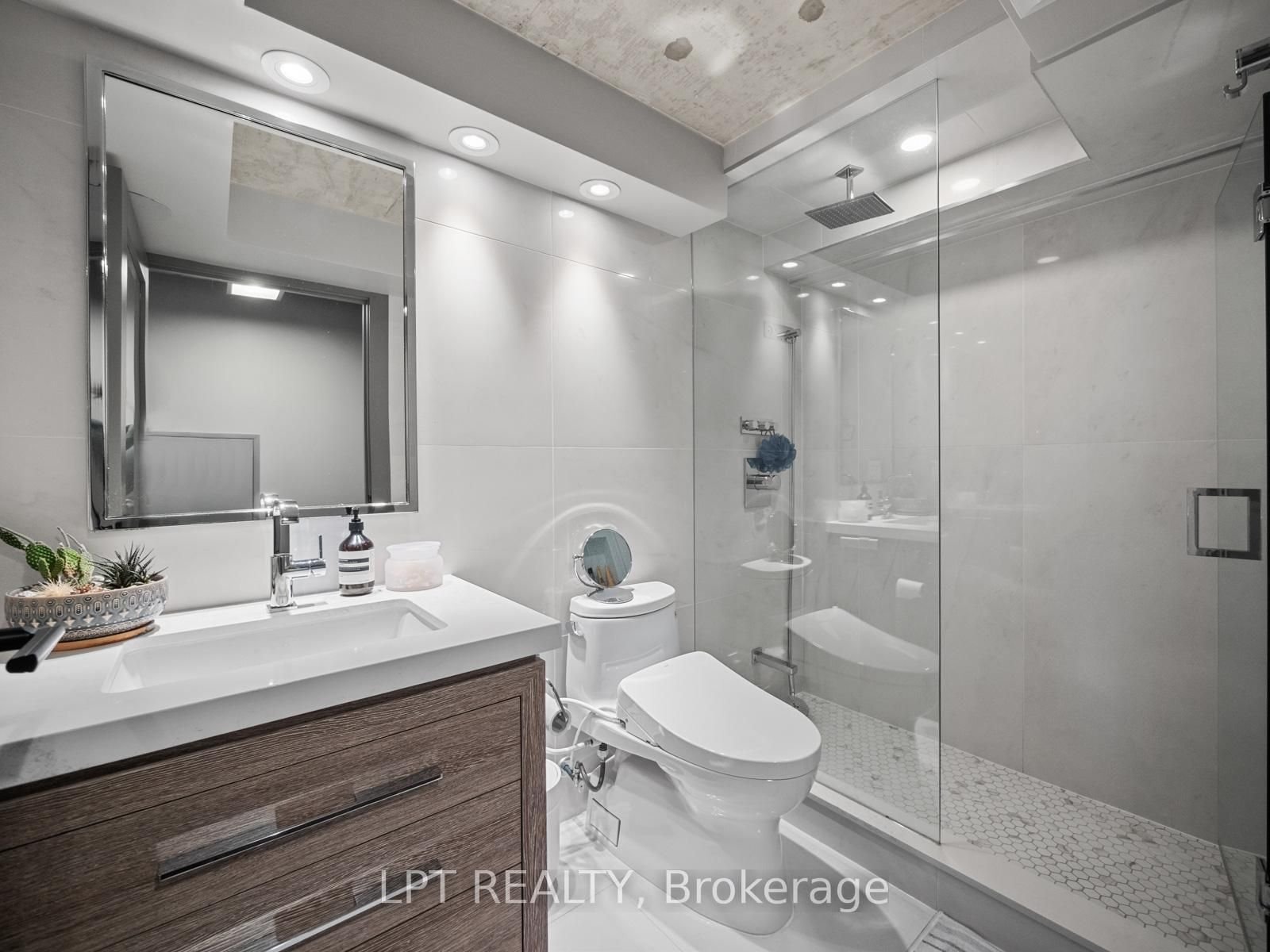 PENTHOUSE LUXURY IN KING WEST