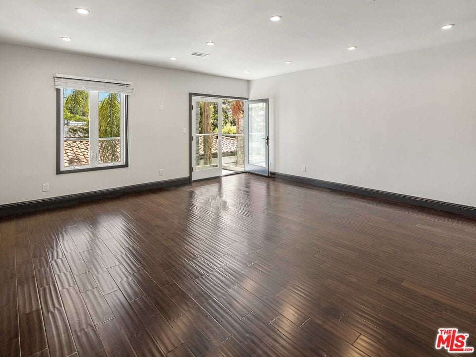 844 N La Jolla Ave