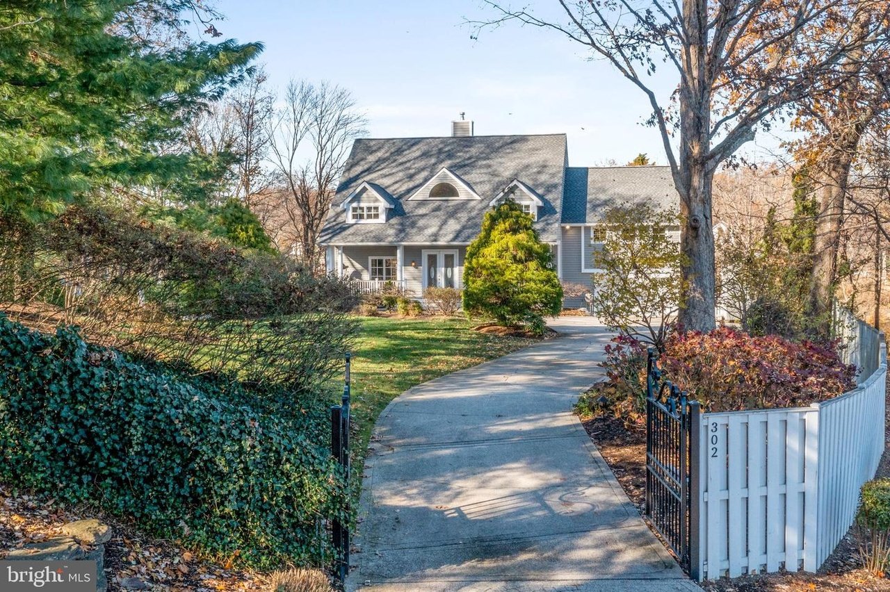 302 Holly Rd