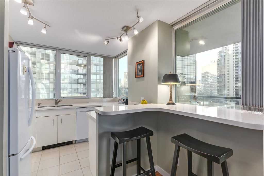 555 Jervis St, #705