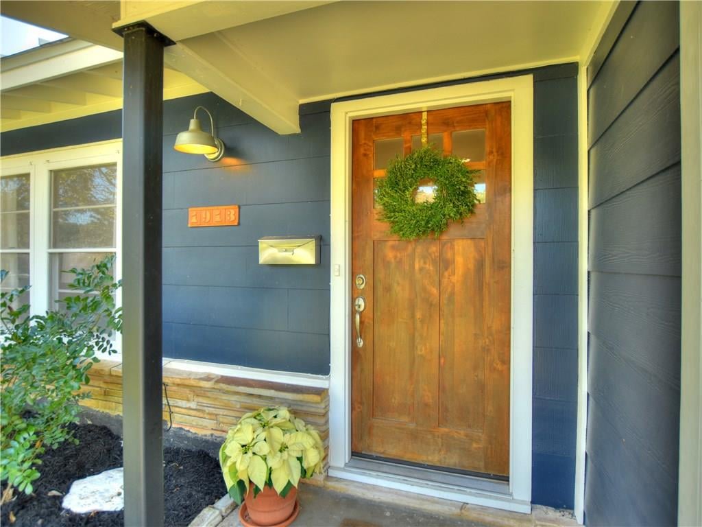 Remodeled Crestview Bungalow on .28Acre Lot