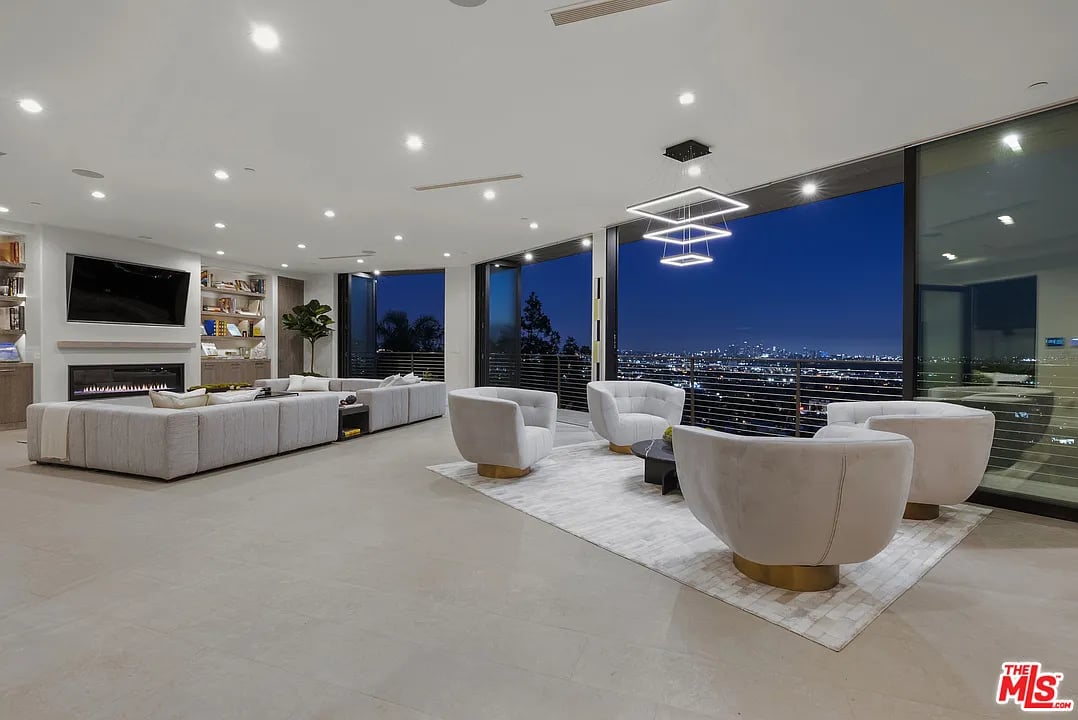 8130 W Laurel View Dr