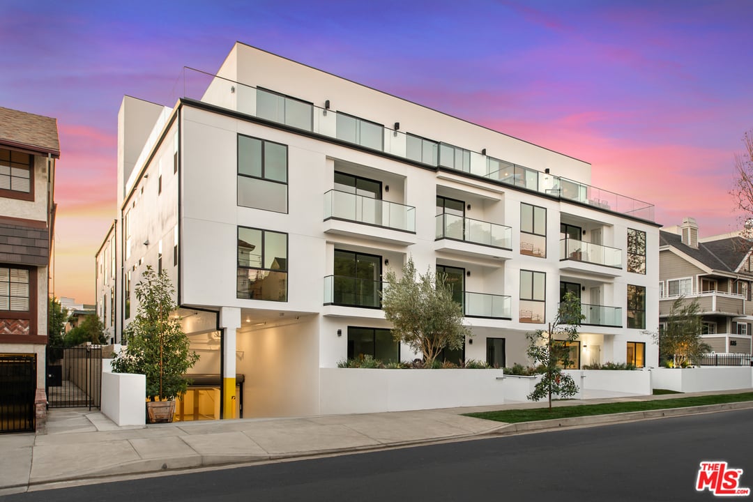 825 N Croft Ave #303