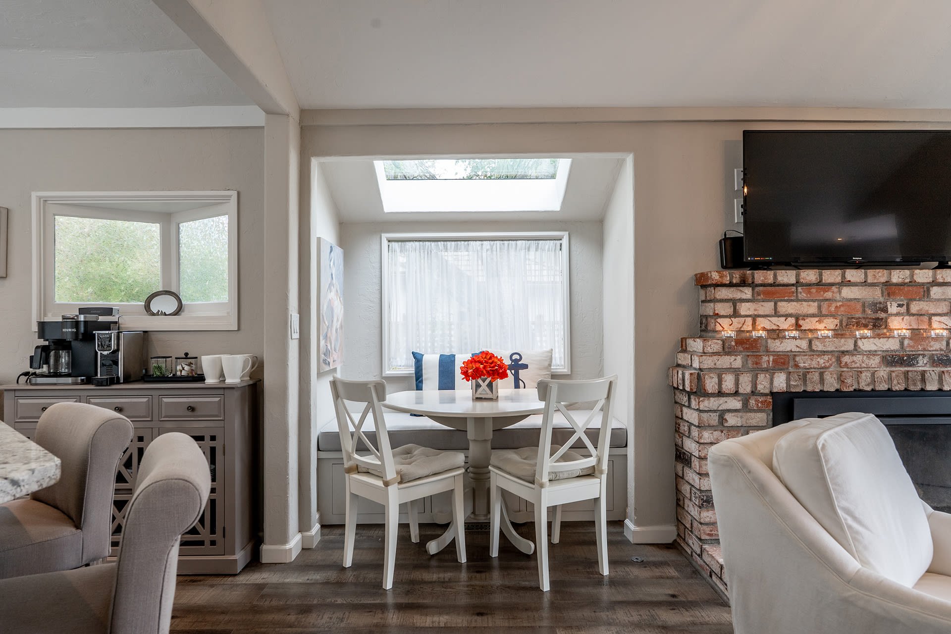 Grey Goose - Charming Downtown Carmel Cottage