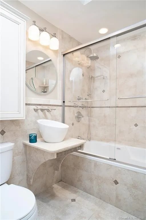 28 Surrey Dr, Norwalk