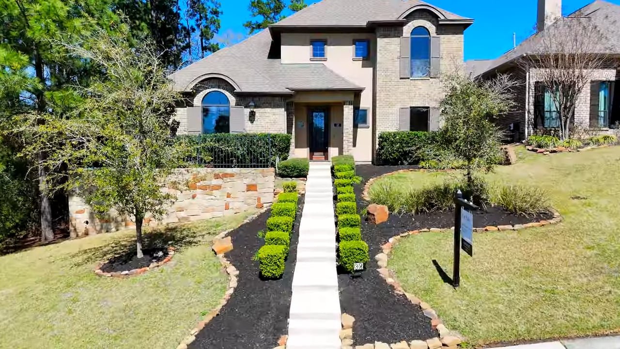 Welcome to 32 Evangeline!