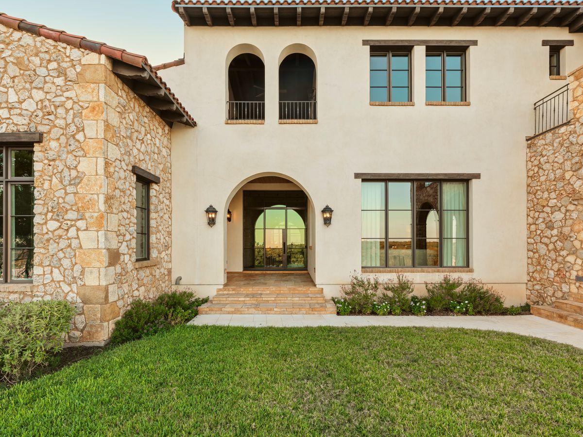 Lakeshore Horizon: Waterfront Villa with Lake & City Views