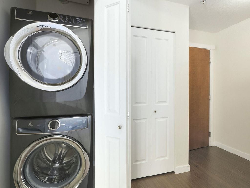 119 W 22nd St, #222