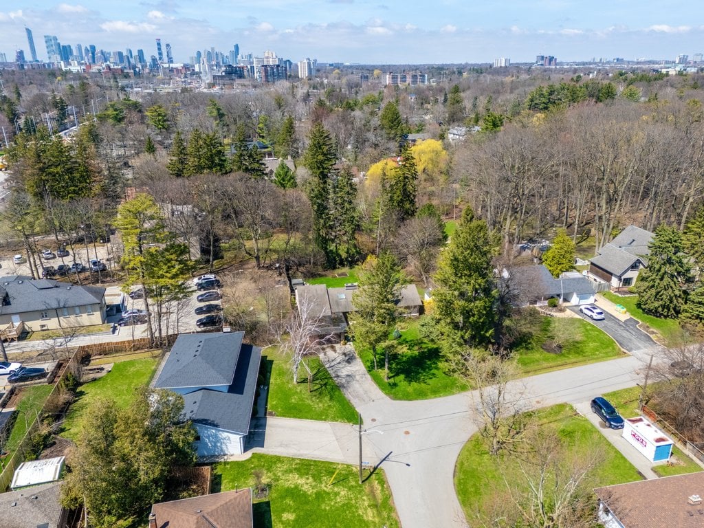 35 Hollyrood Heights Dr