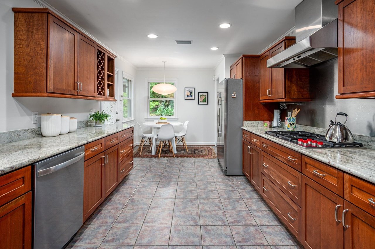 1126 Sourwood Dr