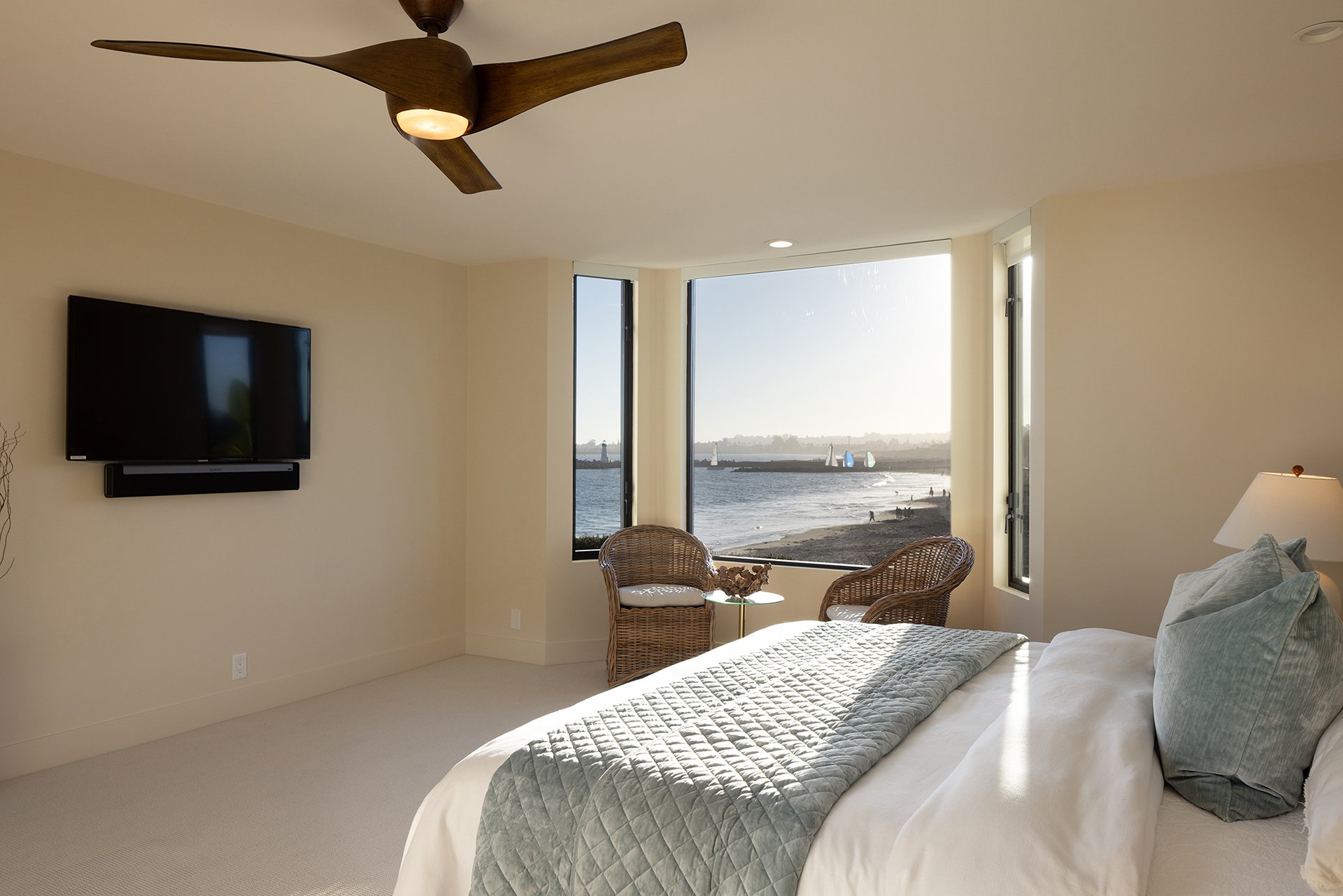 Contemporary Oceanfront Retreat