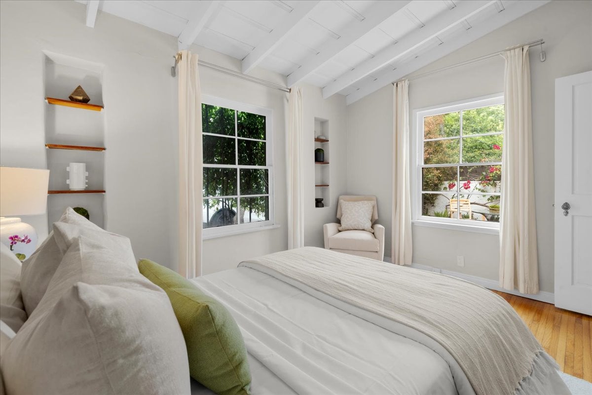 Lake Hollywood 4 + 2 Spanish Home with Views 