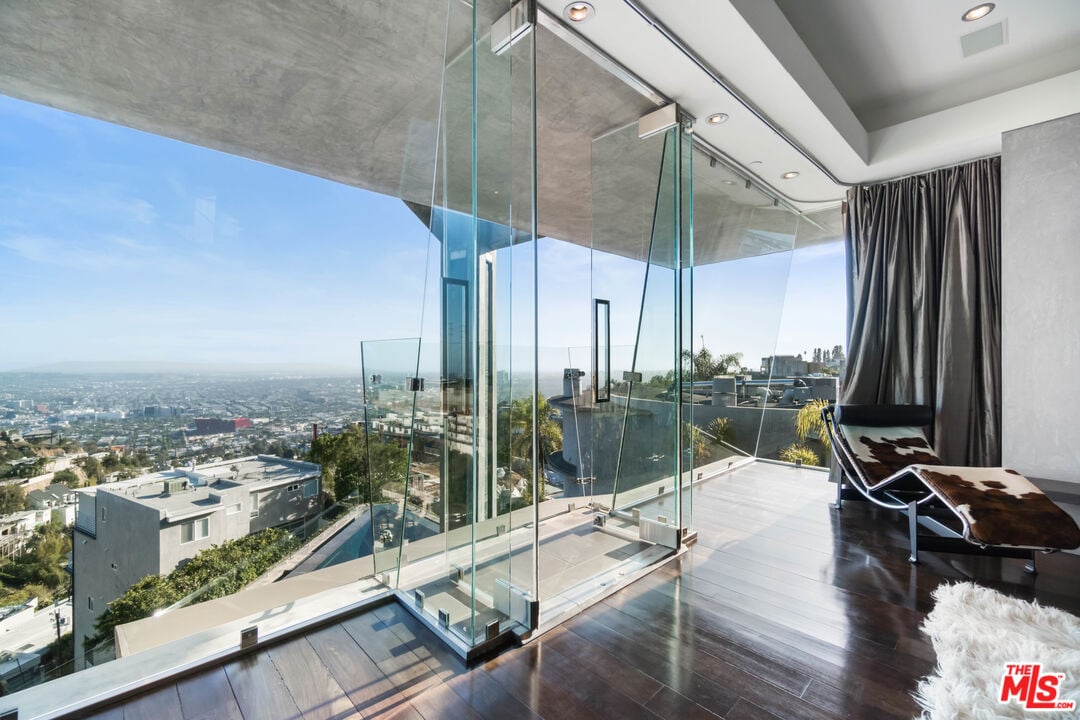 Luminor Crest, Viewmont Dr, 90069