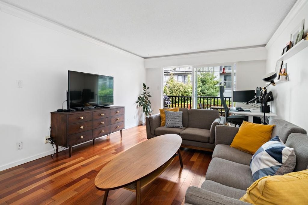270 W 1st St, #202