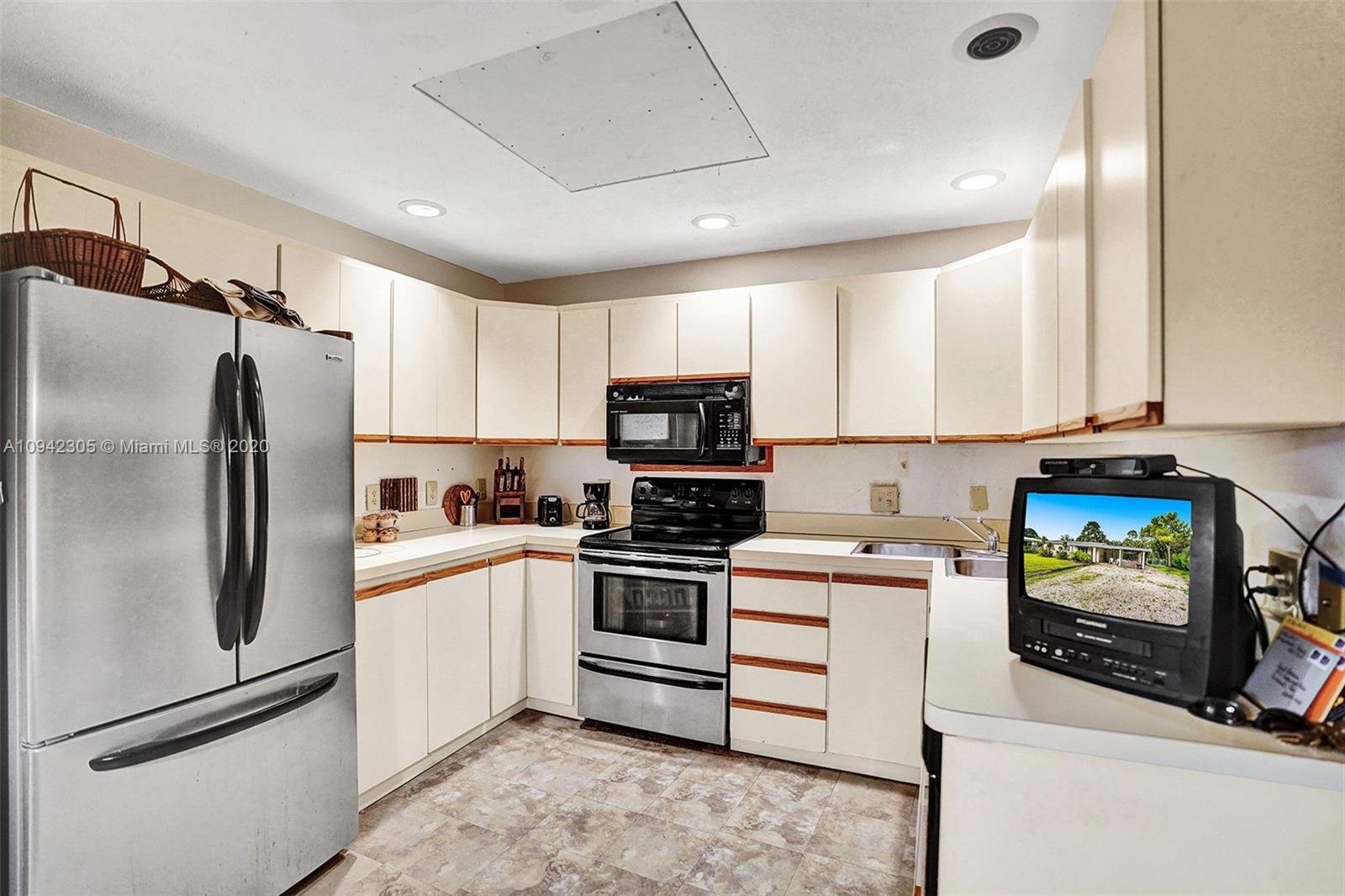 590 NW 42nd St