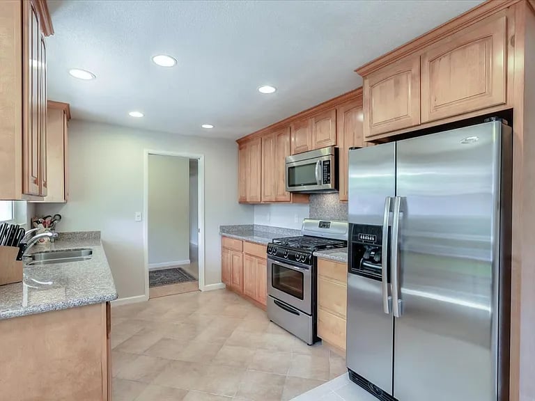 560 S El Monte Ave