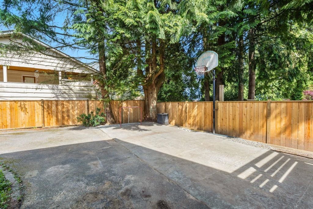 712 Fairway Dr