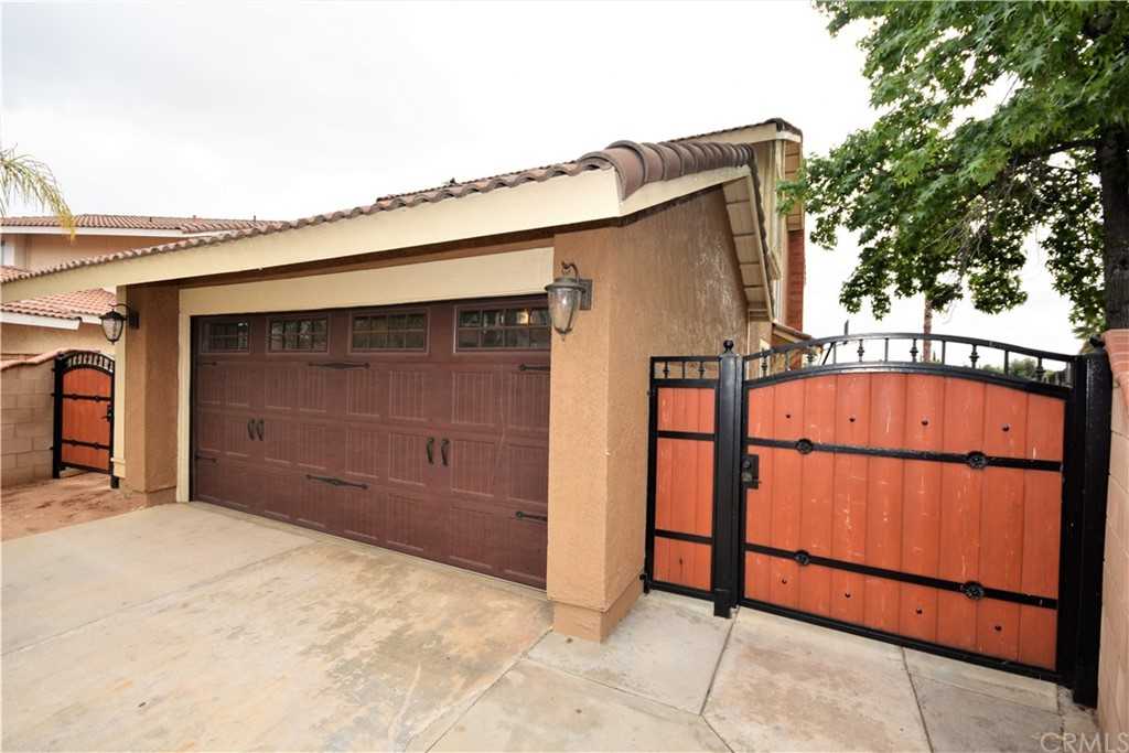 23487 Rolanda Dr