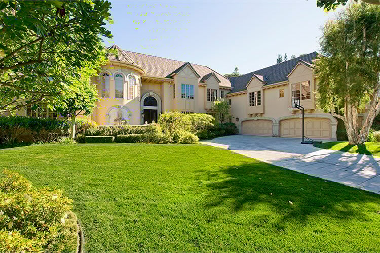3858 Hayvenhurst Dr