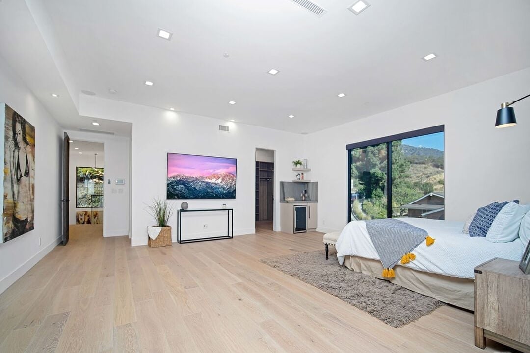 Canyon Lake Dr, 90068