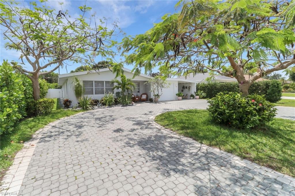 1282 Illinois Dr., Naples, FL 34103