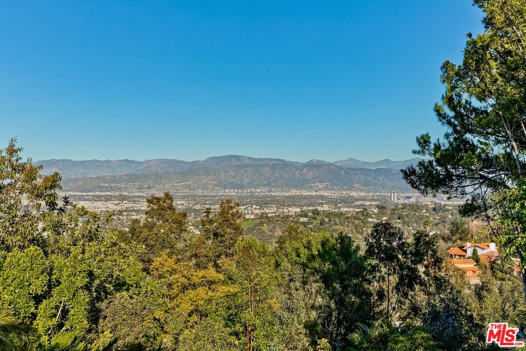 12053 Crest Ct
