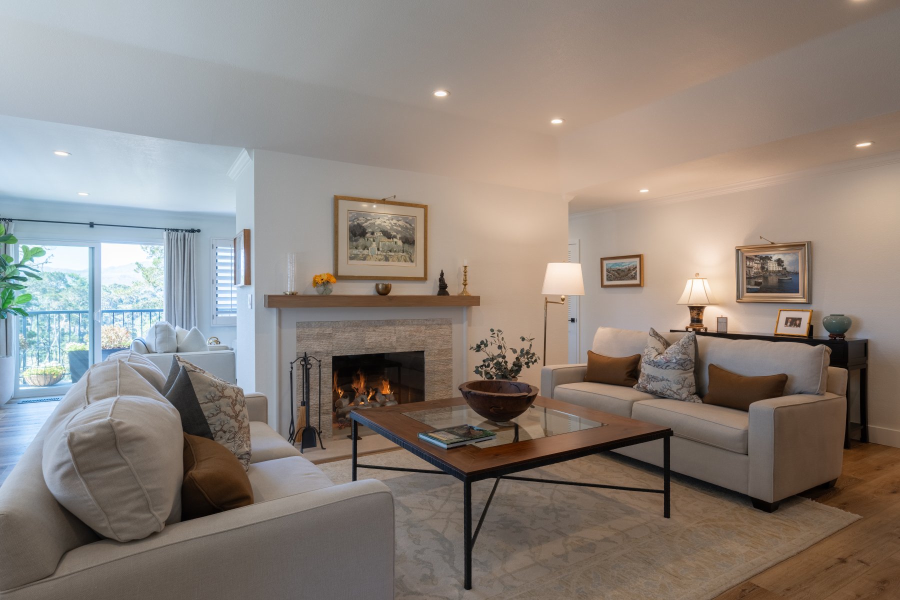 Refined Del Mesa Carmel Living - 275 Del Mesa