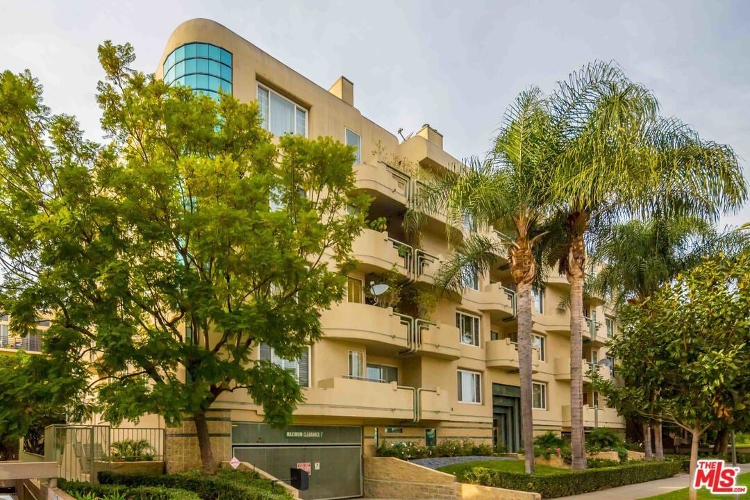 117 N Gale Dr #202