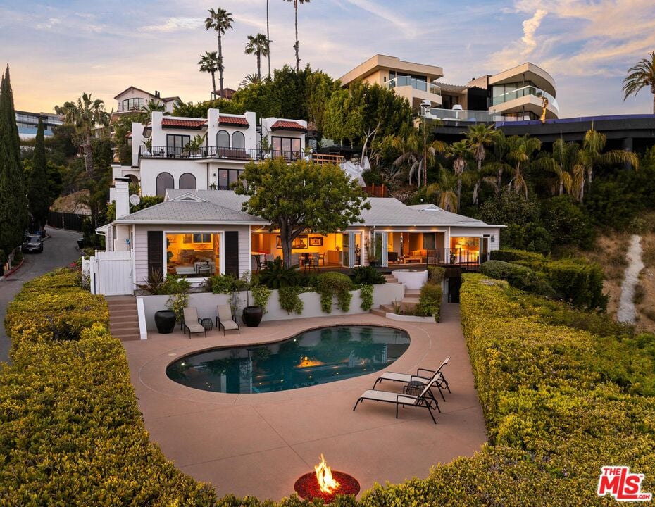 Sierra Mar Dr, 90069