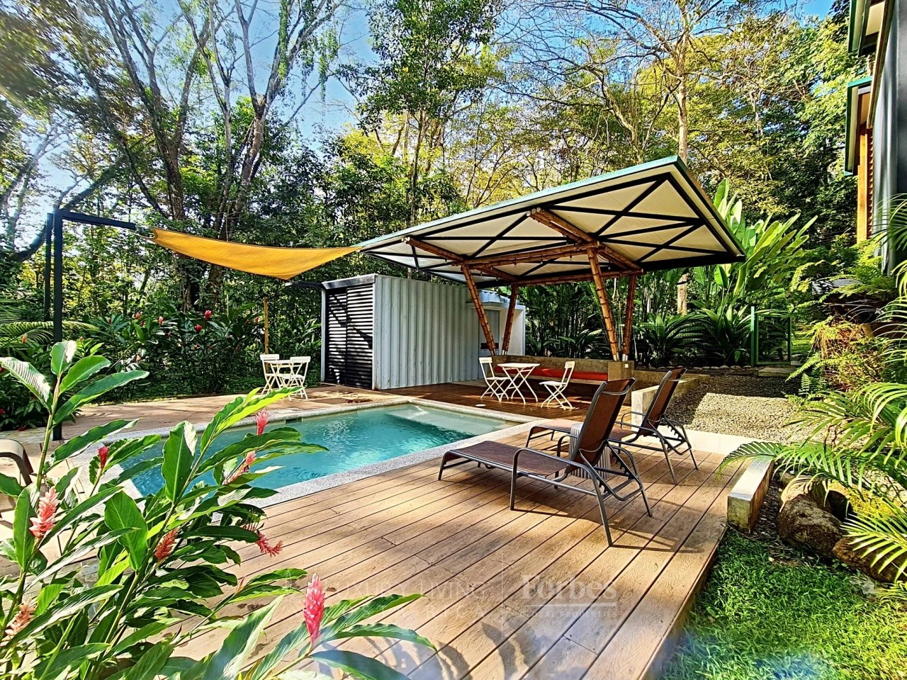 20391 - Property near the beach with hotel or private home potential